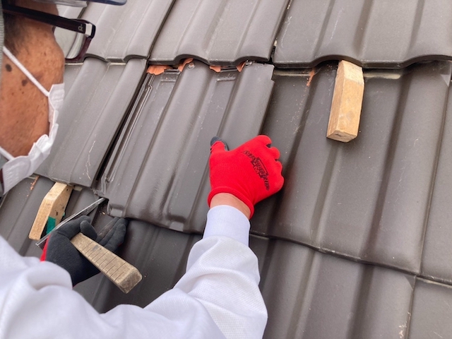 新しい瓦の差し替え